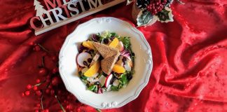 Χριστουγεννιάτικη πράσινη σαλάτα με πορτοκάλι, κράνμπερι και φλούδες παρμεζάνας
