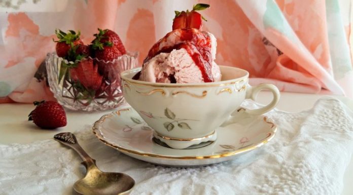 Παγωτό Φράουλα με σιρόπι φράουλα και πετιμέζι